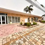 Apartasuit Cartagena Beach, Barrio Crespo Cerca Del Aeropuerto